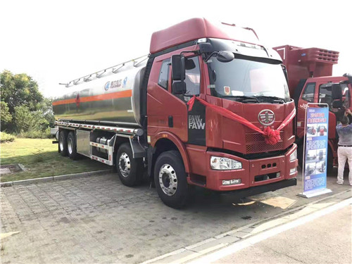 解放J6M前四后八31.5方鋁合金運油車?；囆桶踩_標下發，訂車立減6000元