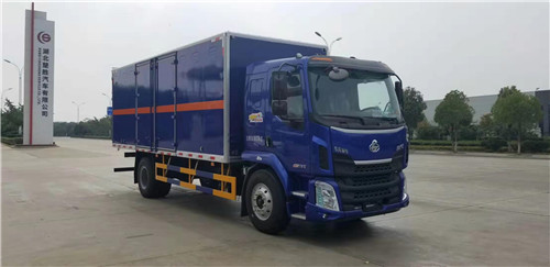 東風柳汽單橋8類腐蝕品危化品廂式車，恭喜余總提車，祝你一路順風！