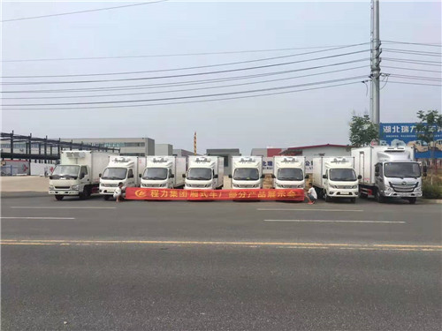 8臺冷藏車發往湖北宜昌