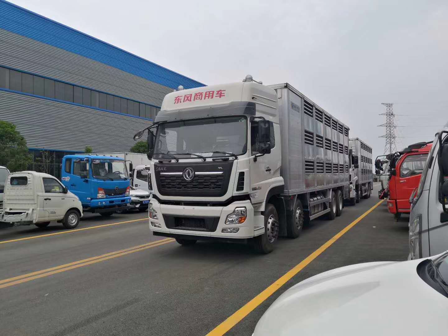 東風天龍全鋁合金畜禽運輸車可做三層或四層根據用戶需求