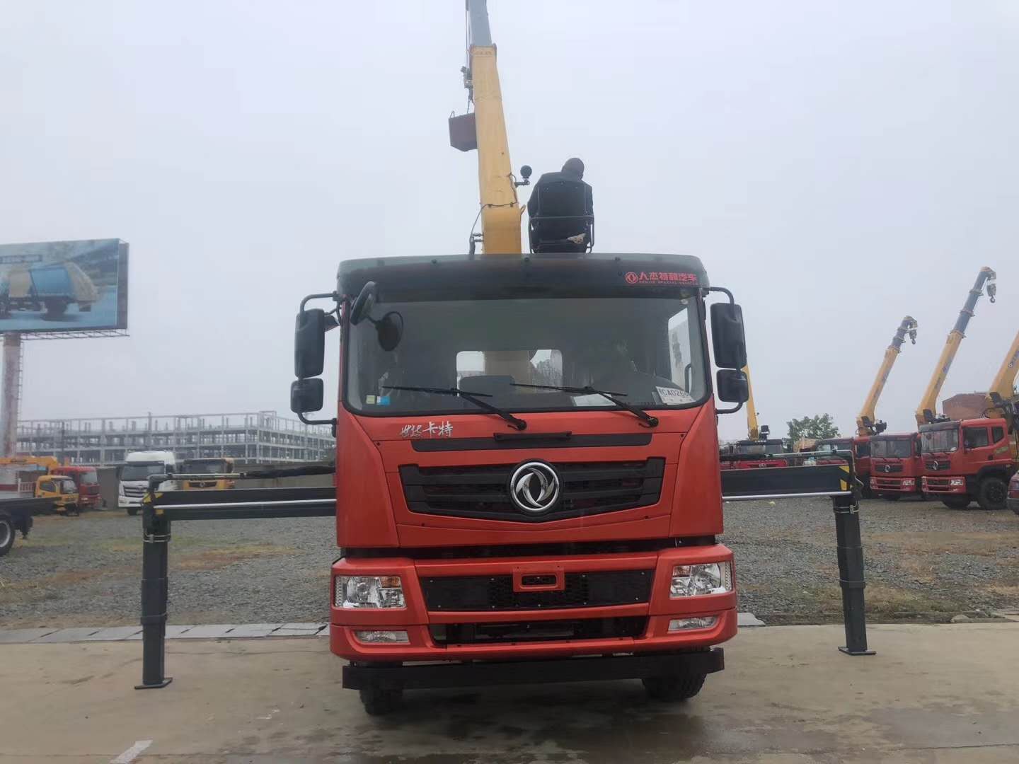 國六東風隨車吊閃亮登場，匹配10噸4節直臂吊機，貨廂5.8米