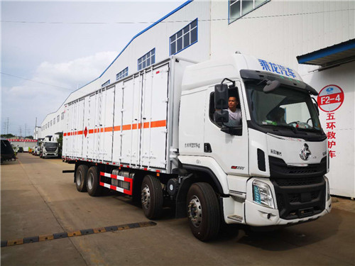 國五東風柳汽前四后八易燃液體廂式運輸車發車了