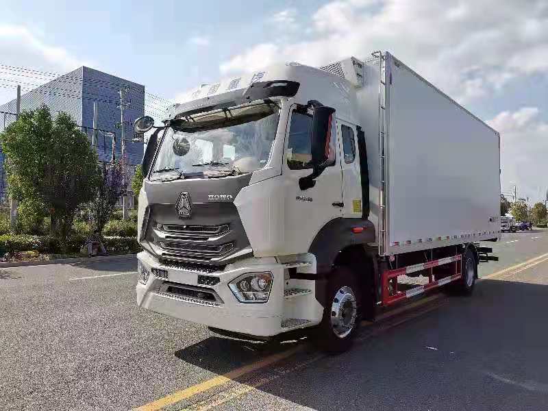 時尚?科技?前衛—重汽豪沃新款6.8米“國六”冷藏車