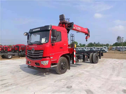 國六東風D3廂長5.1米隨車吊匹配程力威龍牌6.3噸四節直臂吊機
