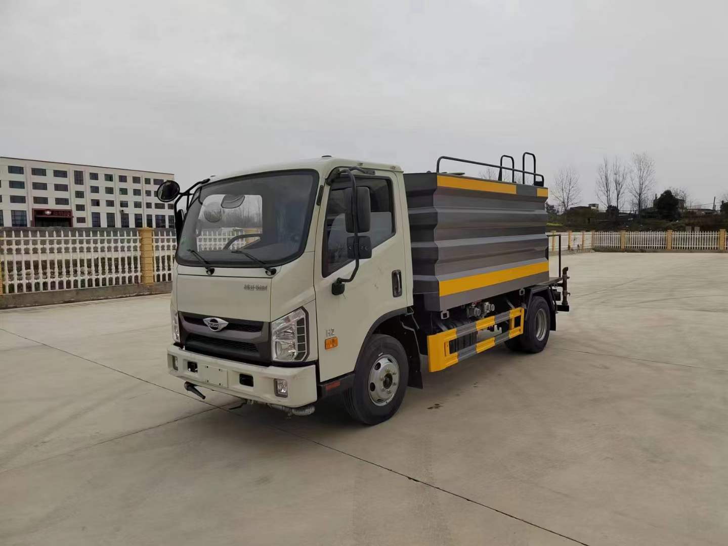 7.4噸藍(lán)牌灑水車！福田領(lǐng)航H2藍(lán)牌灑水車