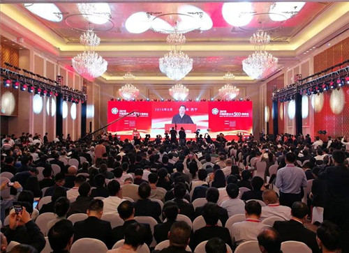本報訊(通訊員丹陽報道) 作為中國民營經濟領域最權威的榜單,一年一度的“民營企業500強”榜單發布無疑受到廣大企業的關注。8月22日,全國工商聯在青海西寧發布了“2019年中國民營企業500強”、“2019中國民營企業制造業500強”、“2019中國民營企業服務業100強”榜單和分析報告。 這次峰會于8月22日至8月24日,在青海省省會城市西寧隆重舉辦。峰會以“不忘創業初心堅定報國之志”為主題,由全國工商聯、青海省人民政府共同主辦,工業和信息化部、國家市場監督管理總局和國務院扶貧辦支持。 本報訊(通訊員丹陽報道) 作為中國民營經濟領域最權威的榜單,一年一度的“民營企業500強”榜單發布無疑受到廣大企業的關注。8月22日,全國工商聯在青海西寧發布了“2019年中國民營企業500強”、“2019中國民營企業制造業500強”、“2019中國民營企業服務業100強”榜單和分析報告。 這次峰會于8月22日至8月24日,在青海省省會城市西寧隆重舉辦。峰會以“不忘創業初心堅定報國之志”為主題,由全國工商聯、青海省人民政府共同主辦,工業和信息化部、國家市場監督管理總局和國務院扶貧辦支持。