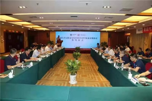 上圖:簽約儀式現場氣氛熱烈而友好。 上圖:簽約儀式現場氣氛熱烈而友好。