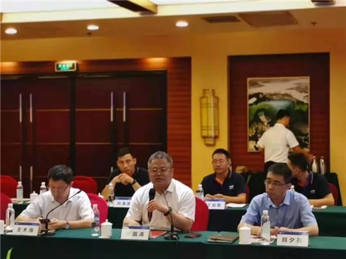 國濤同志(中)在交流會上,對程力公司嘉賓朋友們的到來,表達了熱烈的歡迎和誠摯的問候,一致表示福田作為全球最大的商用車供應商,對程力汽車的發展與支持將不遺余力,齊心共進共創雙贏。 國濤同志(中)在交流會上,對程力公司嘉賓朋友們的到來,表達了熱烈的歡迎和誠摯的問候,一致表示福田作為全球最大的商用車供應商,對程力汽車的發展與支持將不遺余力,齊心共進共創雙贏。