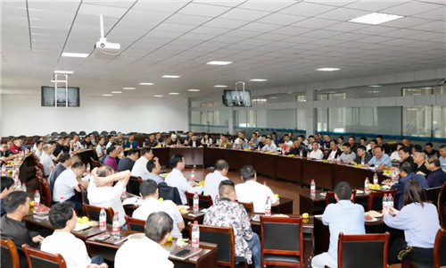 程力汽車集團(tuán)主要領(lǐng)導(dǎo)班子成員、黨委、紀(jì)委、工會、婦聯(lián)、共青團(tuán)委員會,共同組織了“以優(yōu)異的成績迎接建國七十周年座談會”及圓桌茶話會。會議于九月末先后用三天的時間,連續(xù)展開慶祝活動。 程力汽車集團(tuán)主要領(lǐng)導(dǎo)班子成員、黨委、紀(jì)委、工會、婦聯(lián)、共青團(tuán)委員會,共同組織了“以優(yōu)異的成績迎接建國七十周年座談會”及圓桌茶話會。會議于九月末先后用三天的時間,連續(xù)展開慶祝活動。