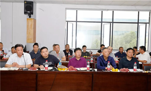 會議上,程力汽車集團(tuán)董事長程道國(上圖中)、總經(jīng)理程阿羅(上圖左二),黨委副書記、常務(wù)副總經(jīng)理程國強(qiáng)(右二),黨委副書記、紀(jì)委書記郭傳文(上圖右一)分別作了發(fā)言。 集團(tuán)公司黨委書記何儒安(上圖左一)作宣講與總結(jié)。 大家濟(jì)濟(jì)一堂暢所欲言,回顧建國七十年來,中國人民在共產(chǎn)黨的領(lǐng)導(dǎo)下,祖國建設(shè)發(fā)生的翻天覆地巨大變化及嶄新面貌,特別是見證了新時代中國特色社會主義建設(shè)所取得舉世矚目的偉大成就。 會議上,程力汽車集團(tuán)董事長程道國(上圖中)、總經(jīng)理程阿羅(上圖左二),黨委副書記、常務(wù)副總經(jīng)理程國強(qiáng)(右二),黨委副書記、紀(jì)委書記郭傳文(上圖右一)分別作了發(fā)言。 集團(tuán)公司黨委書記何儒安(上圖左一)作宣講與總結(jié)。 大家濟(jì)濟(jì)一堂暢所欲言,回顧建國七十年來,中國人民在共產(chǎn)黨的領(lǐng)導(dǎo)下,祖國建設(shè)發(fā)生的翻天覆地巨大變化及嶄新面貌,特別是見證了新時代中國特色社會主義建設(shè)所取得舉世矚目的偉大成就。