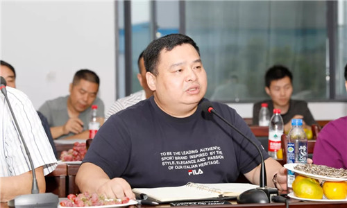 集團(tuán)公司總經(jīng)理程阿羅在發(fā)言中,要求大家以回顧建國七十周年取得偉大成就為動力,團(tuán)結(jié)拼搏敢為人先,以創(chuàng)新和高質(zhì)量發(fā)展為戰(zhàn)略抓手,積極為公司發(fā)展建言獻(xiàn)策;強(qiáng)調(diào)今年也是程力公司成立15周年,大家要發(fā)揚(yáng)主人翁的奉獻(xiàn)精神,在第四季度努力完成今年60億的專汽工業(yè)產(chǎn)值。 總經(jīng)理程阿羅勉勵大家,奔跑不停追夢不息,敢作為多作為,為程力公司“雙百工程”(百年品牌、百億產(chǎn)值)貢獻(xiàn)自己的青春和力量,順應(yīng)新時代中國特色社會主義建設(shè)的時代潮流。 集團(tuán)公司總經(jīng)理程阿羅在發(fā)言中,要求大家以回顧建國七十周年取得偉大成就為動力,團(tuán)結(jié)拼搏敢為人先,以創(chuàng)新和高質(zhì)量發(fā)展為戰(zhàn)略抓手,積極為公司發(fā)展建言獻(xiàn)策;強(qiáng)調(diào)今年也是程力公司成立15周年,大家要發(fā)揚(yáng)主人翁的奉獻(xiàn)精神,在第四季度努力完成今年60億的專汽工業(yè)產(chǎn)值。 總經(jīng)理程阿羅勉勵大家,奔跑不停追夢不息,敢作為多作為,為程力公司“雙百工程”(百年品牌、百億產(chǎn)值)貢獻(xiàn)自己的青春和力量,順應(yīng)新時代中國特色社會主義建設(shè)的時代潮流。