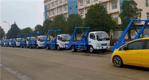 1574756131622755.jpg 東風(fēng)多利卡D6擺臂式垃圾車發(fā)入銀川 (3).jpg