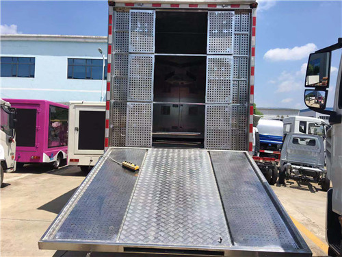 歐曼前四后八雛禽運輸車圖片 歐曼前四后八雛禽運輸車圖片