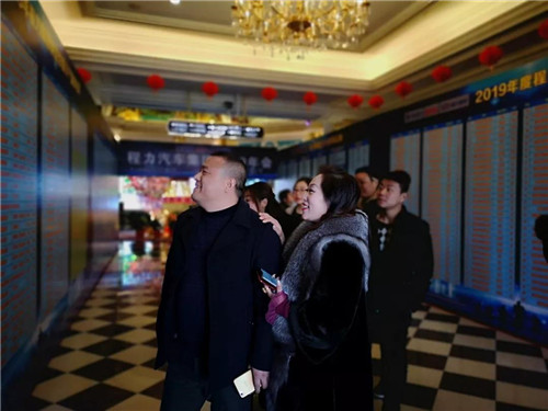 在程力公司銷售100強(qiáng)龍虎榜單中，這對搭檔名列前茅進(jìn)入前三甲，幸福感自豪感洋溢在臉上，情不自禁。請程力家人們，記住這美好的時(shí)刻。 2019年，程力新廠三期工程項(xiàng)目建設(shè)如火如荼。A8、A9車間投入使用，公司投資3000多萬元，與武漢理工大學(xué)聯(lián)合設(shè)計(jì)開發(fā)開平、制罐、灑水車生產(chǎn)線，引用智能化制造技術(shù)，設(shè)計(jì)方案現(xiàn)已完成，智能化制造設(shè)備將陸續(xù)到位。程力自主品牌商用車相繼下線投放市場，受到廣大用戶青睞。商用車完成產(chǎn)值1.76億元、新能源汽車創(chuàng)產(chǎn)值8651萬元。