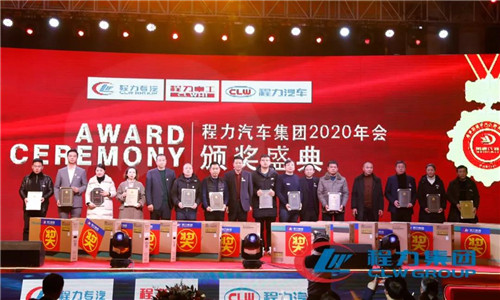 三要堅(jiān)持環(huán)保優(yōu)先的綠色發(fā)展理念，繼續(xù)加大環(huán)保工程建設(shè)治理投入，建設(shè)花園式工廠。要強(qiáng)化風(fēng)險(xiǎn)意識，做好風(fēng)險(xiǎn)防范，特別是稅收、出口等風(fēng)險(xiǎn)的防控工作。加快項(xiàng)目建設(shè)，全面完成新廠三期項(xiàng)目建設(shè)，并盡快達(dá)產(chǎn)，發(fā)揮效益，啟動應(yīng)急產(chǎn)業(yè)項(xiàng)目建設(shè)。