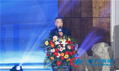 程力汽車集團(tuán)黨委副書記、常務(wù)副總經(jīng)理程國強(qiáng)作工作報(bào)告。 　　程力“四五”規(guī)劃即2020年—2024年，產(chǎn)值要達(dá)到130億元，其中：程力專汽產(chǎn)值85億元，程力汽車30億，程力重工10億，新能源5億，爭取程力新能源板塊在科創(chuàng)版或香港掛牌上市。利稅3.5億元，出口創(chuàng)匯1億美元。力爭用五年時(shí)間，再造一個(gè)新程力。