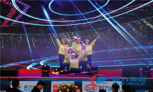 會上，對各版塊先進(jìn)集體、個(gè)人，先進(jìn)黨支部進(jìn)行了表彰；在豐富的抽獎(jiǎng)、表演環(huán)節(jié)中，穿插了有員工自我匾牌演出的精彩節(jié)目，受到直播觀眾的熱評點(diǎn)贊，會議在熱烈祥和史詩般的典禮中圓滿結(jié)束，落下帷幕。