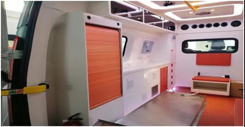 泰格紅嵌入式警燈設計,內飾采用ABS復合材料或模具形成工藝,表面光潔、抗菌、硬度高、阻燃環保。防滑、耐磨可醫用清洗地板。原車供電系統、外接電源系統、交流電路防護系統,可供不同電壓不間斷供電。1000W正弦波逆變電系統。微電路集中控制系統、駕駛艙緊急啟動系統、集成開關控制、液晶顯示設備狀態。品牌警燈,LED爆閃燈、艙內醫療專用LED燈、后射燈、車廂左右側照明燈、雙向換氣扇、嵌入式紫外線消毒燈,定時殺菌。供氧系統10升氧氣瓶2只及專用減震卡箍,氧氣減壓閥,濕化瓶、隱藏式氧氣管道,國標氧氣端口。醫療艙配備反向折 泰格紅嵌入式警燈設計,內飾采用ABS復合材料或模具形成工藝,表面光潔、抗菌、硬度高、阻燃環保。防滑、耐磨可醫用清洗地板。原車供電系統、外接電源系統、交流電路防護系統,可供不同電壓不間斷供電。1000W正弦波逆變電系統。微電路集中控制系統、駕駛艙緊急啟動系統、集成開關控制、液晶顯示設備狀態。品牌警燈,LED爆閃燈、艙內醫療專用LED燈、后射燈、車廂左右側照明燈、雙向換氣扇、嵌入式紫外線消毒燈,定時殺菌。供氧系統10升氧氣瓶2只及專用減震卡箍,氧氣減壓閥,濕化瓶、隱藏式氧氣管道,國標氧氣端口。醫療艙配備反向折