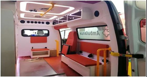 泰格紅嵌入式警燈設計,內飾采用ABS復合材料或模具形成工藝,表面光潔、抗菌、硬度高、阻燃環保。防滑、耐磨可醫用清洗地板。原車供電系統、外接電源系統、交流電路防護系統,可供不同電壓不間斷供電。1000W正弦波逆變電系統。微電路集中控制系統、駕駛艙緊急啟動系統、集成開關控制、液晶顯示設備狀態。品牌警燈,LED爆閃燈、艙內醫療專用LED燈、后射燈、車廂左右側照明燈、雙向換氣扇、嵌入式紫外線消毒燈,定時殺菌。供氧系統10升氧氣瓶2只及專用減震卡箍,氧氣減壓閥,濕化瓶、隱藏式氧氣管道,國標氧氣端口。醫療艙配備反向折 泰格紅嵌入式警燈設計,內飾采用ABS復合材料或模具形成工藝,表面光潔、抗菌、硬度高、阻燃環保。防滑、耐磨可醫用清洗地板。原車供電系統、外接電源系統、交流電路防護系統,可供不同電壓不間斷供電。1000W正弦波逆變電系統。微電路集中控制系統、駕駛艙緊急啟動系統、集成開關控制、液晶顯示設備狀態。品牌警燈,LED爆閃燈、艙內醫療專用LED燈、后射燈、車廂左右側照明燈、雙向換氣扇、嵌入式紫外線消毒燈,定時殺菌。供氧系統10升氧氣瓶2只及專用減震卡箍,氧氣減壓閥,濕化瓶、隱藏式氧氣管道,國標氧氣端口。醫療艙配備反向折