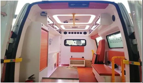 泰格紅嵌入式警燈設計,內飾采用ABS復合材料或模具形成工藝,表面光潔、抗菌、硬度高、阻燃環保。防滑、耐磨可醫用清洗地板。原車供電系統、外接電源系統、交流電路防護系統,可供不同電壓不間斷供電。1000W正弦波逆變電系統。微電路集中控制系統、駕駛艙緊急啟動系統、集成開關控制、液晶顯示設備狀態。品牌警燈,LED爆閃燈、艙內醫療專用LED燈、后射燈、車廂左右側照明燈、雙向換氣扇、嵌入式紫外線消毒燈,定時殺菌。供氧系統10升氧氣瓶2只及專用減震卡箍,氧氣減壓閥,濕化瓶、隱藏式氧氣管道,國標氧氣端口。醫療艙配備反向折 泰格紅嵌入式警燈設計,內飾采用ABS復合材料或模具形成工藝,表面光潔、抗菌、硬度高、阻燃環保。防滑、耐磨可醫用清洗地板。原車供電系統、外接電源系統、交流電路防護系統,可供不同電壓不間斷供電。1000W正弦波逆變電系統。微電路集中控制系統、駕駛艙緊急啟動系統、集成開關控制、液晶顯示設備狀態。品牌警燈,LED爆閃燈、艙內醫療專用LED燈、后射燈、車廂左右側照明燈、雙向換氣扇、嵌入式紫外線消毒燈,定時殺菌。供氧系統10升氧氣瓶2只及專用減震卡箍,氧氣減壓閥,濕化瓶、隱藏式氧氣管道,國標氧氣端口。醫療艙配備反向折