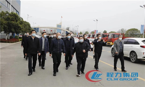 程力汽車集團總經理程阿羅（右三）陪同來訪視察組領導參觀程力汽車產業(yè)園和生產車間。