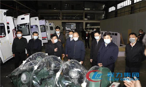 視察組領導們認真聽取程阿羅總經理介紹公司的新型高科技醫(yī)療救護設備的介紹。