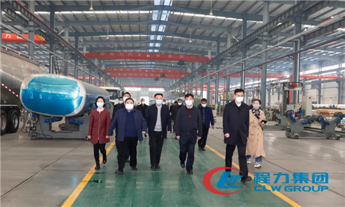 程力汽車集團總經理程阿羅陪同來訪領導參觀了程力汽車集團的危化生產車間,曹廣晶副省長對程力汽車集團的快速恢復全部產能,感到十分欣慰,他充分肯定程力汽車集團在抗疫期間所做出的的突出貢獻。希望程力汽車集團抓好現在產能拓展,以及國家對湖北省屬企業大力扶持的機遇,大干快趕的完成既定經濟目標,形成行業龍頭示范效應。 程力汽車集團總經理程阿羅陪同來訪領導參觀了程力汽車集團的危化生產車間,曹廣晶副省長對程力汽車集團的快速恢復全部產能,感到十分欣慰,他充分肯定程力汽車集團在抗疫期間所做出的的突出貢獻。希望程力汽車集團抓好現在產能拓展,以及國家對湖北省屬企業大力扶持的機遇,大干快趕的完成既定經濟目標,形成行業龍頭示范效應。