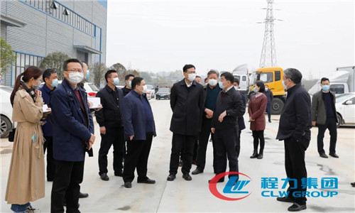 程力汽車集團總經理程阿羅對曹廣晶副省長在百忙之中來程力汽車集團調研表達衷心感謝,向領導們立下了軍令狀,程力一定會抓好目前產能恢復和國家相關優惠政策的大好機遇,在保質保量完成既定生產目標任務的同時,緊跟時代步伐加大先進技術和新產品的研發投入,牢牢把握市場的發展動向。始終把品牌發展、品牌效應作為首要工作任務,將程力這一優秀的品牌打造成為湖北省優秀民營企業的一張“金字招牌”。 程力汽車集團總經理程阿羅對曹廣晶副省長在百忙之中來程力汽車集團調研表達衷心感謝,向領導們立下了軍令狀,程力一定會抓好目前產能恢復和國家相關優惠政策的大好機遇,在保質保量完成既定生產目標任務的同時,緊跟時代步伐加大先進技術和新產品的研發投入,牢牢把握市場的發展動向。始終把品牌發展、品牌效應作為首要工作任務,將程力這一優秀的品牌打造成為湖北省優秀民營企業的一張“金字招牌”。