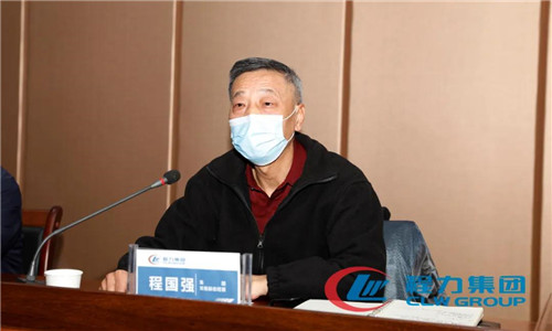 集團公司總經理程阿羅宣讀了《關于展開公司領導干部包廠（車間）服務工作的通知》和《關于擬提拔集團公司生產總指揮中心主任的公示》等文件，并對集團公司的四五規劃、計劃目標70億產值任務的順利完成作了重要指示。