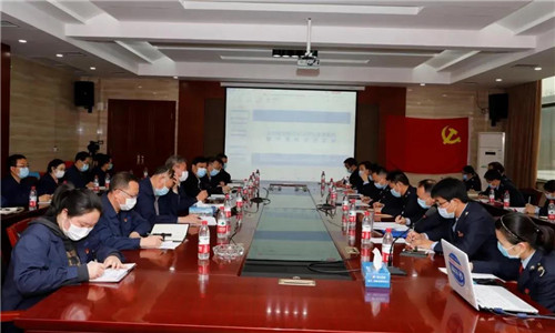 隨州市稅務局第一稽查局的領導及工作人員,向程力汽車集團介紹了疫情期間國家支持的疫情防控和經濟社會發展的稅收政策并進行宣講。 隨州市稅務局第一稽查局的領導及工作人員,向程力汽車集團介紹了疫情期間國家支持的疫情防控和經濟社會發展的稅收政策并進行宣講。