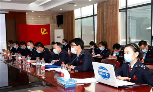 隨州市稅務局第一稽查局的領導及工作人員,向程力汽車集團介紹了疫情期間國家支持的疫情防控和經濟社會發展的稅收政策并進行宣講。 隨州市稅務局第一稽查局的領導及工作人員,向程力汽車集團介紹了疫情期間國家支持的疫情防控和經濟社會發展的稅收政策并進行宣講。