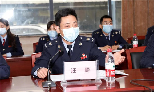 在座談中,隨州市稅務局第一稽查局汪局長表示,希望程力汽車集團牢牢把握好這次國家大力扶持優秀民營企業的政策機遇,切合自身實際情況,找準發展點擴大自身優勢,爭取能夠順利完成年度70億生產總值的目標任務,實現公司的穩步快速發展。 在座談中,隨州市稅務局第一稽查局汪局長表示,希望程力汽車集團牢牢把握好這次國家大力扶持優秀民營企業的政策機遇,切合自身實際情況,找準發展點擴大自身優勢,爭取能夠順利完成年度70億生產總值的目標任務,實現公司的穩步快速發展。