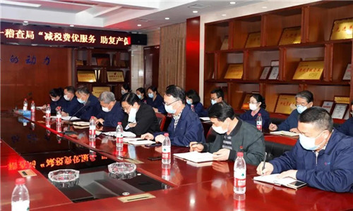 活動最后程力汽車集團黨委書記何儒安,衷心感謝市稅務局的領導的關心和政府出臺相關稅收優惠政策。在這疫情導致的經濟環境嚴峻的情況下,這樣的優惠稅收政策正是雪中送炭的深厚溫情,深刻體現了政府與人民團結一心、眾志成誠共渡難關的決心。 活動最后程力汽車集團黨委書記何儒安,衷心感謝市稅務局的領導的關心和政府出臺相關稅收優惠政策。在這疫情導致的經濟環境嚴峻的情況下,這樣的優惠稅收政策正是雪中送炭的深厚溫情,深刻體現了政府與人民團結一心、眾志成誠共渡難關的決心。