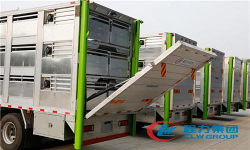 裝配結束后，智能液壓尾板緩緩收起鎖緊，有效消除異味和安全隱患。