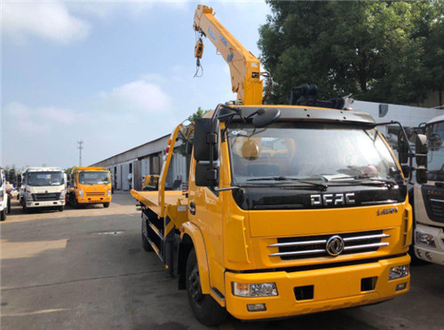 東風多利卡D8黃色帶吊一拖二平板車