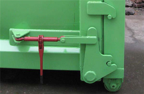 棘輪鎖緊機構 傾卸垃圾時,駕駛員通過扳動棘輪扳手松開鎖鉤板, 再返回駕駛室操作勾臂車傾卸垃圾。然后擰緊棘輪扳 手,壓緊后門。 棘輪鎖緊機構 傾卸垃圾時,駕駛員通過扳動棘輪扳手松開鎖鉤板, 再返回駕駛室操作勾臂車傾卸垃圾。然后擰緊棘輪扳 手,壓緊后門。