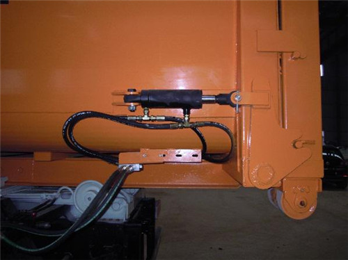 液壓鎖緊機構 在垃圾站內,先插接勾臂車與壓縮箱后門的液壓快速 接頭;到達傾倒地時,再通過駕駛室內控制按鈕開啟 后門鎖緊機構傾卸垃圾。然后通過駕駛室內控制按鈕 鎖緊機構壓緊后門 液壓鎖緊機構 在垃圾站內,先插接勾臂車與壓縮箱后門的液壓快速 接頭;到達傾倒地時,再通過駕駛室內控制按鈕開啟 后門鎖緊機構傾卸垃圾。然后通過駕駛室內控制按鈕 鎖緊機構壓緊后門