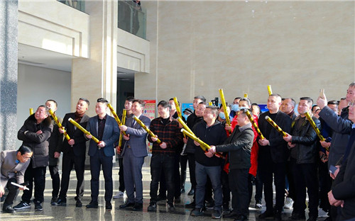 這一刻，全體程力人壯志滿懷喜氣洋洋，為自己的努力和辛勤勞動成果，感到無比光榮和驕傲，激動喜悅的淚花濕潤了眼眶！