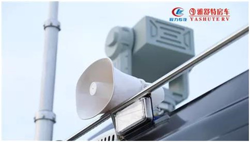 　頂部：雷達偵測設(shè)備，電子干擾及無人機誘騙一體，無線電檢測設(shè)備，光電跟蹤設(shè)備