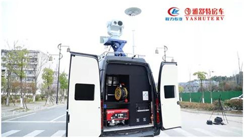 尾部：為設(shè)備裝配區(qū)，集成有無線電偵測設(shè)備天線升降機構(gòu)，光電探測設(shè)備升降平臺，下部設(shè)計有車載發(fā)電機位置，預(yù)留有防雷接地系統(tǒng)、零星工具等存放位置