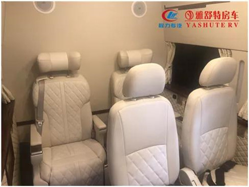 座椅：獨立座椅 2 套，供機柜工作臺操作人員使用。操作員座椅后部是領(lǐng)導(dǎo)座席，布置有 2 套獨立座椅，左側(cè)座椅配備有壁掛式翻板桌，配備有折疊式支腿，桌面有茶杯座，收納時可以直接可供臨時辦公、休息使用。車頂找平后，采用整體軟包覆處理，裝配有頂置空調(diào)，配備有組合式航空頂燈。