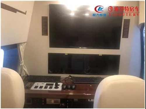 顯示器：機柜上部為顯示器墻面，安裝有32寸監(jiān)視器1臺， 20寸監(jiān)視器2臺，室內(nèi)監(jiān)聽音響 2 個。