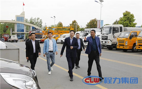 比亞迪副總裁王杰(右二),在程力汽車集團(tuán)副總、程力新能源汽車制造有限公司總經(jīng)理倪文濤(右一)、集團(tuán)公司總經(jīng)辦服務(wù)中心主任張火生(左一)、程力新能源裝備車廠總經(jīng)理劉輝(左二)、程力汽車公司總經(jīng)理成向陽(后右一)的陪同下,參觀程力(曾都)汽車工業(yè)園。 比亞迪副總裁王杰(右二),在程力汽車集團(tuán)副總、程力新能源汽車制造有限公司總經(jīng)理倪文濤(右一)、集團(tuán)公司總經(jīng)辦服務(wù)中心主任張火生(左一)、程力新能源裝備車廠總經(jīng)理劉輝(左二)、程力汽車公司總經(jīng)理成向陽(后右一)的陪同下,參觀程力(曾都)汽車工業(yè)園。