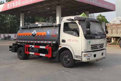 國(guó)四東風(fēng)小多利卡化工液體運(yùn)輸車